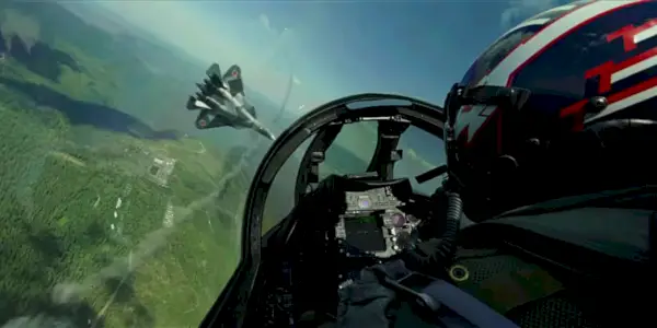 Un piloto enemigo espiando un avión desde su cabina en Top Gun: Maverick
