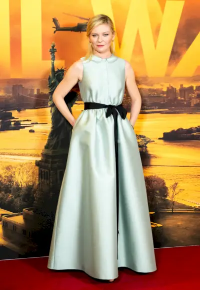 kirsten dunst na promítání občanské války v Londýně