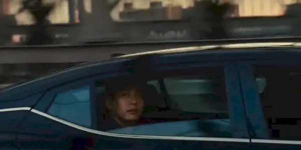 Hae Sung sitter i taxien sin i Past Lives
