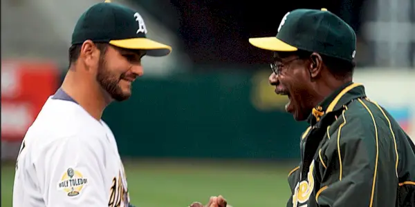 Prawdziwy Ron Washington świętuje na boisku z zawodnikiem Oakland As