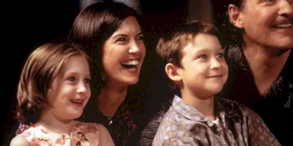 Phoebe Cates sorridente in The Anniversary Party