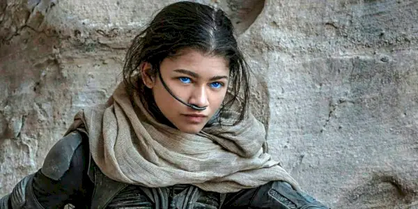 Zendaya como Chani contra uma pedra no deserto em Dune