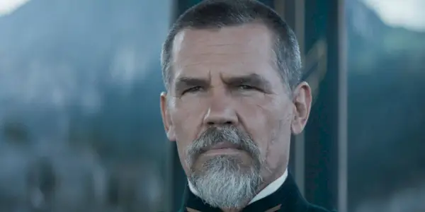 Um close de Gurney Halleck parecendo sério em Duna