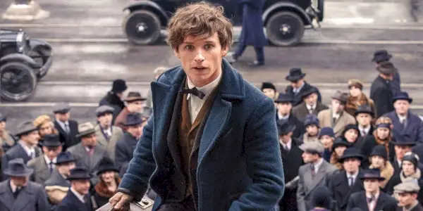 路上の群衆の前で映画「ファンタスティック・ビーストと魔法使いの旅」シリーズのニュート・スキャマンダー(エディ・レッドメイン)
