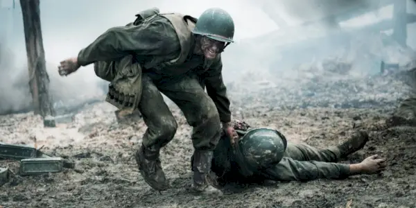 Desmond Doss schleppt einen Soldaten in Hacksaw Ridge