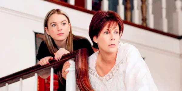 Jamie Lee Curtis e Lindsay Lohan descendo as escadas em Freaky Friday