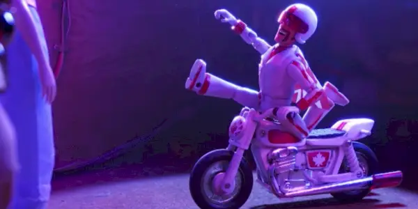 Duke Caboom utfører et stunt i Toy Story 4
