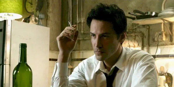 Keanu Reeves røyker i Constantine
