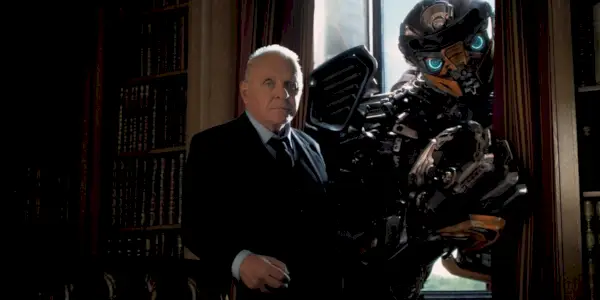 Anthony Hopkins con Bumblebee dietro di lui in Transformers 5