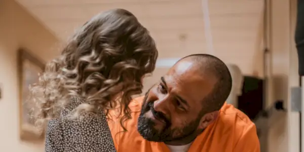 אדגר מחזיק ספר ומחייך ללוסי שימרס בלוסי שימרס ונסיך השלום