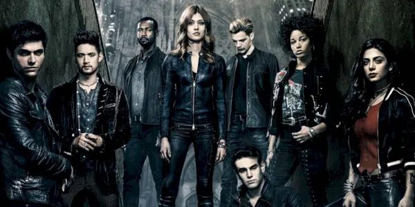 Postacie Nocnych Łowców w sezonie od lewej do prawej: Alec, Magnus, Luke, Clary, Jace, Simon, Maya i Isabelle