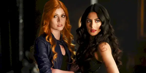 Clary i Isabelle w „Nocnych łowcach”.