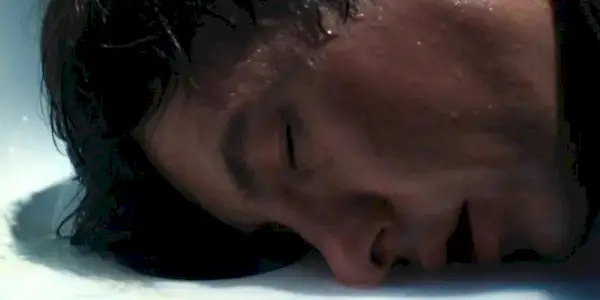 Oliver (Barry Keoghan) so zavretými očami vo vani v Saltburne