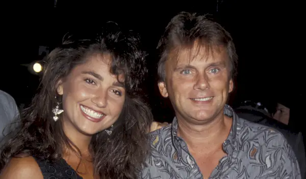 팻 사작(Pat Sajak)과 레슬리 브라운(Lesly Brown)