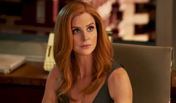 Sarah Rafferty, Obleky