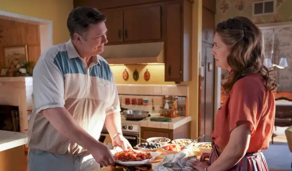 Lance Barber a Zoe Perry vo filme Mladý Sheldon