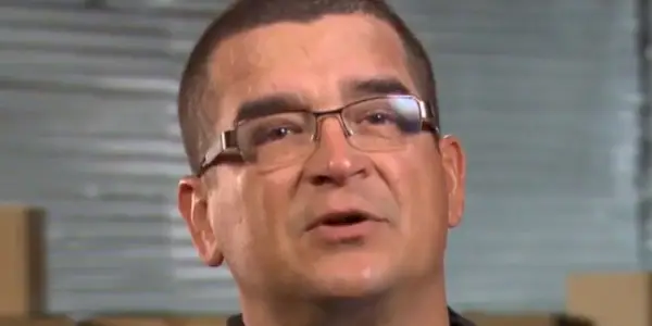 dave hester z vojny o skladovanie nosí okuliare a zblízka vyzerá vážne
