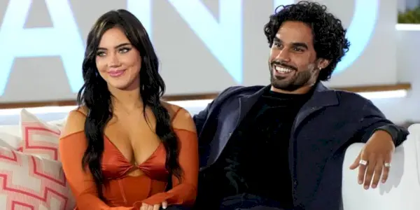 קאט וג'ארד על הספה יחד באי האהבה בארה'ב