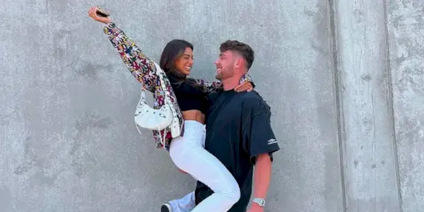 Harry Jowsey a Georgia Hassarato z Too Hot To Handle se na sebe dívají s úsměvem