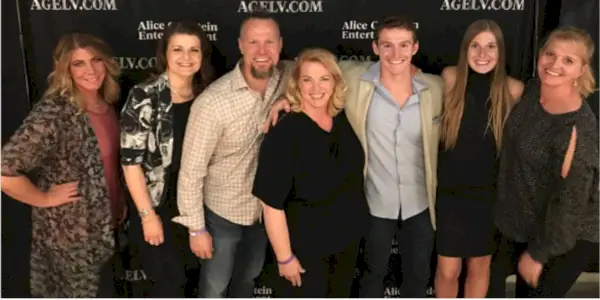 Sister Wives- Meri hnedá, robyn hnedá, kody hnedá, janelle hnedá, Logan hnedá, Michelle drobná a christine hnedá na kroku a opakujte