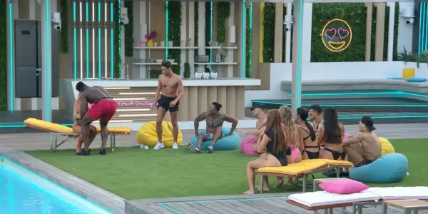 Les insulaires participent aux courses torrides de Love Island
