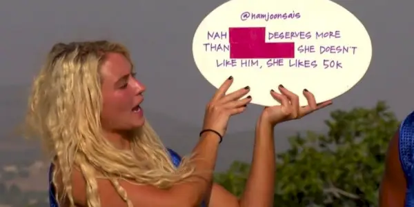 Une insulaire lors du défi Titter à Love Island