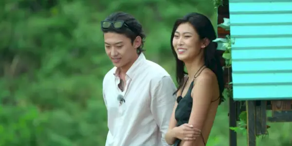 우물가에 서 있는 이나딘과 김진영