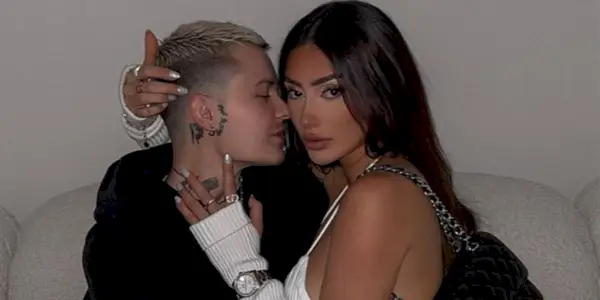 Francesca Farago z Too Hot To Handle objímajúceho priateľa Jesseho Sullivana