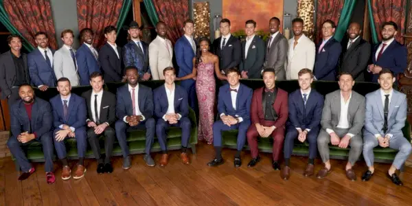The Bachelorette Season 20 Cast posant sur des sièges avec parquet au premier plan