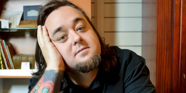 Pawn Stars의 Chumlee 얼굴에 손을 대고 포즈를 취하는 chumlee