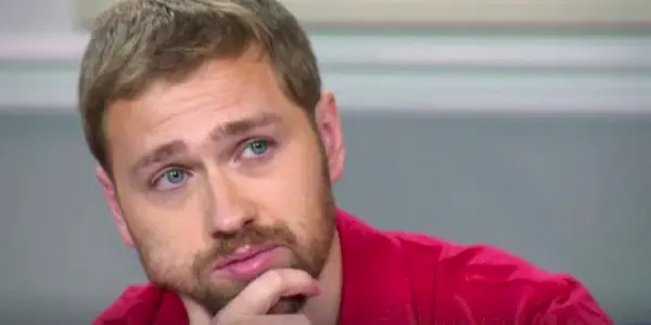 Paul Staehle fra 90 Day Fiancé iført rød skjorte ser eftertænksom ud