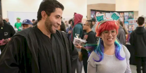 Amor no espectro Dani Bowman e Adan fantasiados na convenção