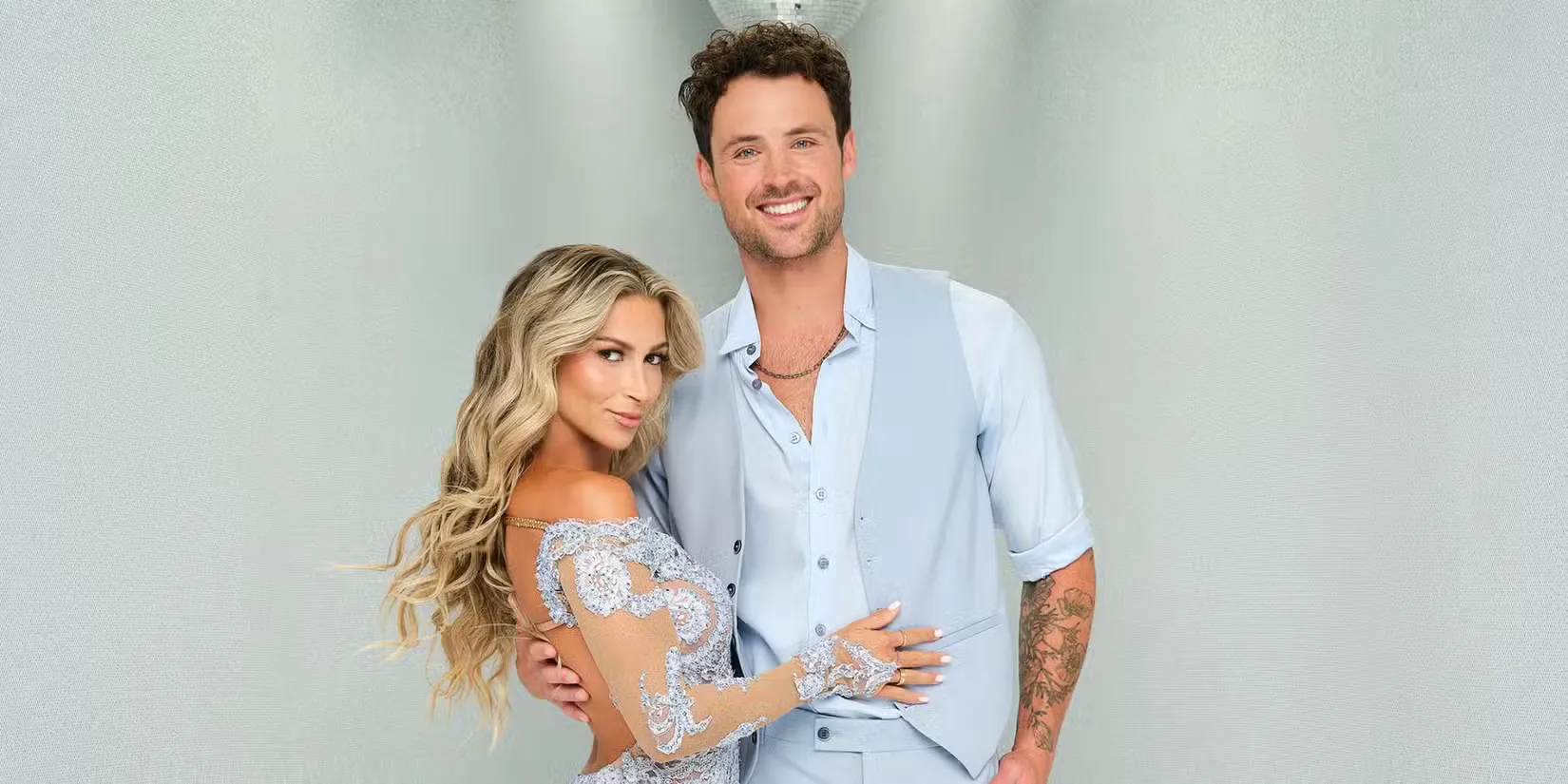 >דילן אפרון ודניאלה קרגאץ' מ-Dancing With The Stars.ABC Press<p>  ה <em>רוקדים עם כוכבים</em> זוגות עונה 34 יטלטל את רחבת הריקודים בליל היכל התהילה של הרוק אנד רול עם הופעות לשירי רוק איקוניים. שלושה זוגות יבצעו פאסו דובל כולל אליקס ואל ('Livin' On a Prayer' מאת בון ג'ובי) רוברט וויטני ('Icky Thump' מאת The White Stripes) ו-וויטני ומארק ('No More Tears' מאת אוזי אוסבורן).</p> <br /> <div id= דילן אפרון ודניאלה קרגאץ' מתוך