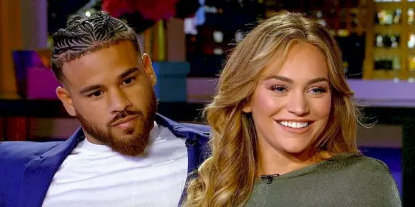 Taylor Selfridge a Cory Wharton z dospívající mámy na gauči. Cory vypadá vážně, zatímco se Taylor usmívá.