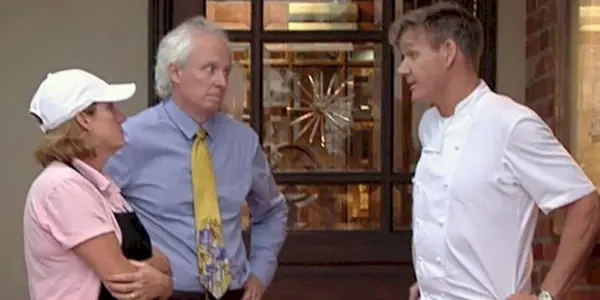Gordon Ramsay discutant avec les propriétaires d'un restaurant sur Kitchen Nightmares