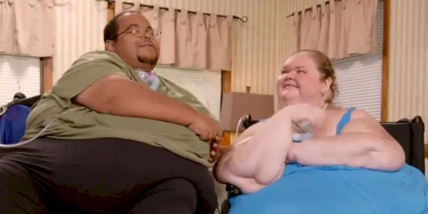Caleb Willingham et Tammy Slaton de 1000 lb Sisters souriant à une cure de désintoxication diététique