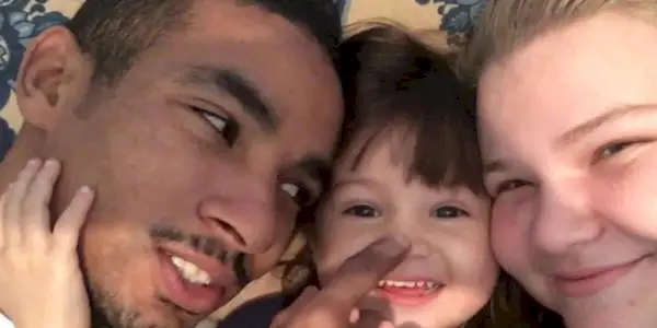 Fiancé des 90 jours : Nicole Nafziger, Azan Tefou et May azan avec son doigt sur May