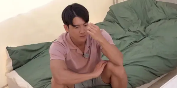 남자 침대에 앉아 있는 김준식