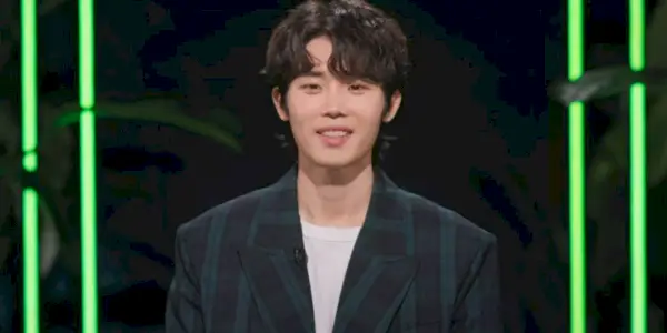 최시훈이 카메라를 향해 미소를 짓고 있다.