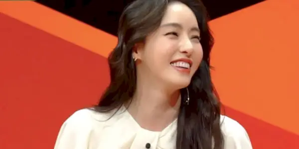 주황색 벽 앞에서 환하게 웃는 이다희