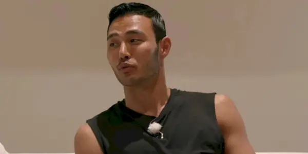 오진택이 싱글에서 카메라 밖에서 누군가와 이야기를 나누고 있다.