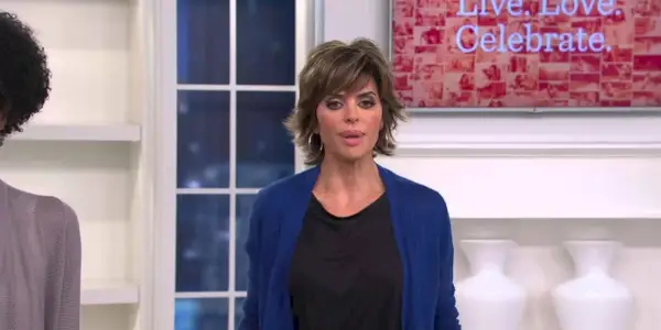 Lisa Rinna modeluje sweter na RHOBH