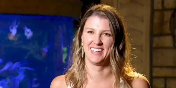 『Married At First Sight』でカメラに微笑むヘイリー・ハリス。