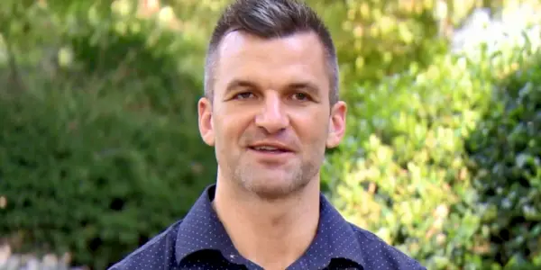 『Married At First Sight』でカメラに向かって話すジェイコブ・ハーダー。