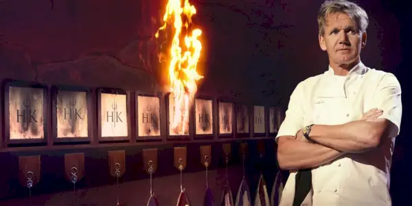 Gordon Ramsay junto a una fila de retratos de chefs quemados en el infierno