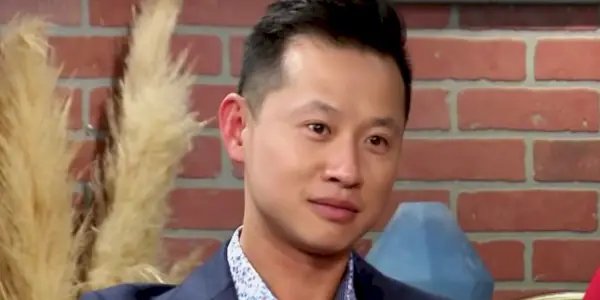 Johnny Lam sa pozerá do kamery vo filme Married At First Sight.