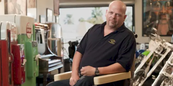 Rick-Harrison de Pawn-Stars de pie dentro de su tienda de Las Vegas con uniforme de tienda