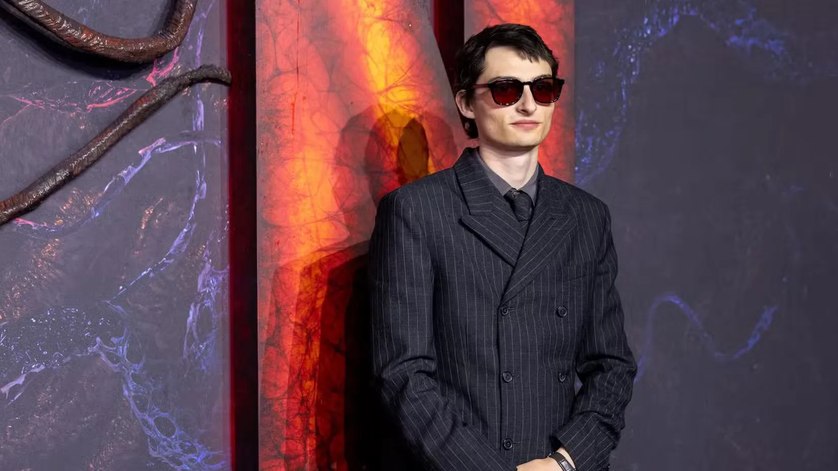 >StillMoving.Net для Netflix<p>Актор Майка Фін Вулфхард зняв свій перший повнометражний фільм того ж року, коли зняв 5 сезон, але насправді акторові лише 22 роки. Його персонажу також 16 років у 5 сезоні, але це не найбільша різниця у віці між одним із «дітей» і їхнім персонажем.</p> <h2>Дастін Хендерсон</h2> <img width='1650' height='928' loading='lazy' decoding='async' alt= Фінн Вулфхард на прем'єрі 5 сезону