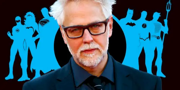 James Gunn con il nuovo logo dell'Universo DC dietro di lui.