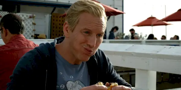 Patrick Wilson como Orm en Aquaman y el Reino Perdido comiendo una hamburguesa